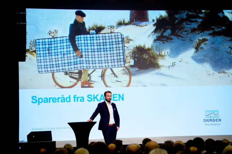 Mennesker i sal ser på storskjerm