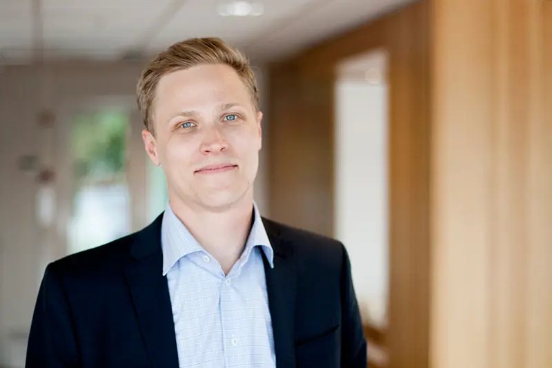 Portrett av mann på kontor